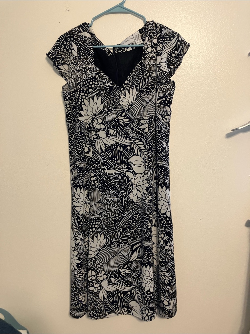 Jaclyn Smith Black & White Floral V-Neck Midi Dress
